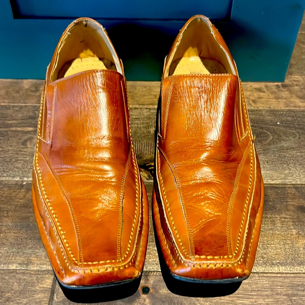 Men’s leather dress shoes. Good condition. Brown